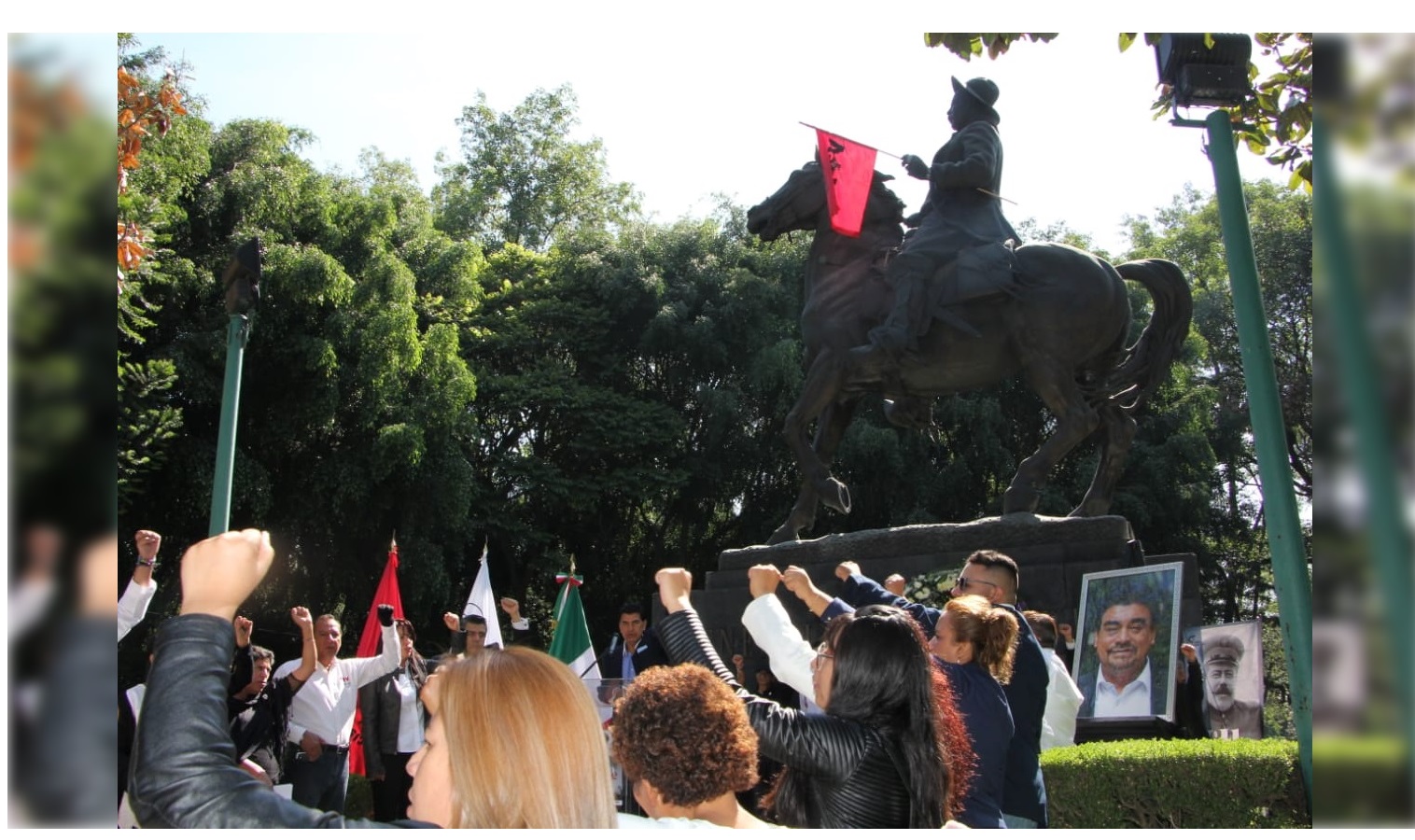 Integrantes del Frente Popular Francisco Villa (FPFV) colocaron una ofrenda floral en el monumento a El Centauro del Norte, ubicado en el Parque de los Venados, con motivo del centenario luctuoso del prócer de la Revolución Mexicana.