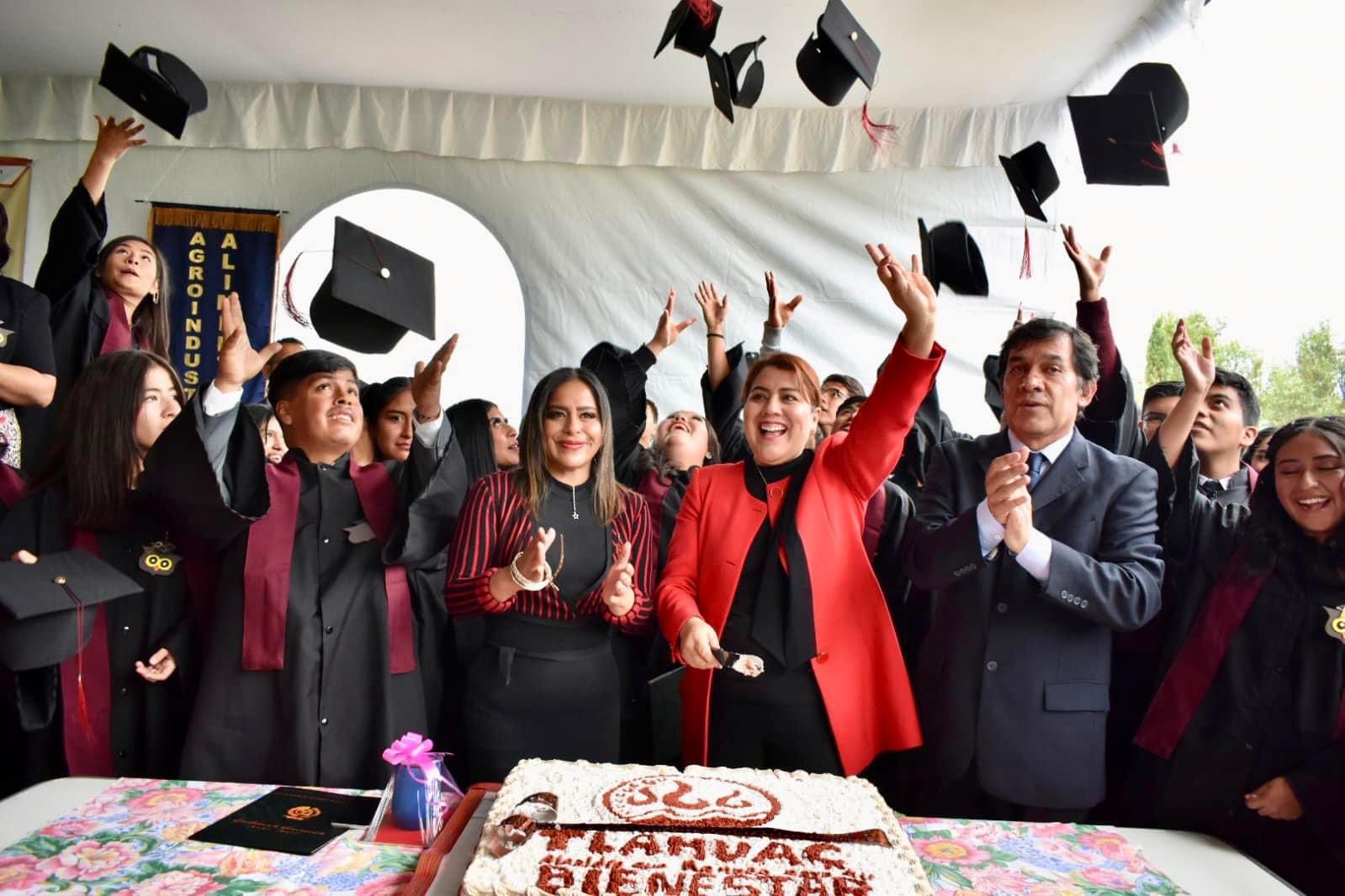 Berenice Hernández Calderón, alcaldesa de Tláhuac, estuvo presente en la ceremonia de graduación del Centro de Bachillerato Tecnológico Agropecuario (CBTA) número 35 del pueblo de San Juan Ixtayopan. 