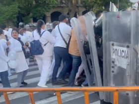 Ayer, granaderos de Batres y Harfuch retuvieron a los salvadores de vidas para evitar que se manifestaran frente a las puertas de Palacio Nacional. FOTO: Tomada del video X ATLANTIS @ricardovitela