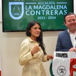 El Güero Quijano desea éxito a la boxeadora contrerense Erika 'Dinamita' Cruz. FOTO: Cortesía AMC