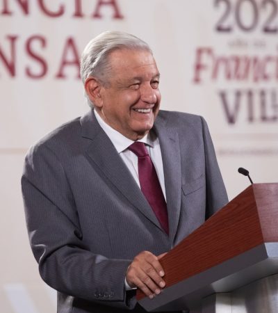 Lo que ayer hizo el presidente Andrés Manuel López Obrador al defender por el caso Ayotzinapa al más firme aspirante de Morena a la candidatura para la Jefatura de Gobierno de la CDMX, Omar García Harfuch, fue frenar el fuego amigo, los ataques de los propios militantes de su partido, de las bases, de los duros que en realidad respaldan a Clara Brugada, la principal competidora del ex jefe de la policía capitalina. FOTO: Presidencia