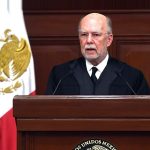 Pero el más ‘desobediente’ quizá resultó ser el ministro Juan Luis González Alcántara, por lo cual ayer se llevó fuertes criticas presidenciales en la mañanera, tras su ‘atrevimiento’ de salir a manifestarse el domingo contra la desaparición de 13 fideicomisos del Poder Judicial Federal. FOTO: Archivo SCJN