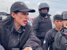 La alcaldesa con licencia de la Alcaldía Cuauhtémoc Sandra Cuevas se fue a hacer proselitismo político sin pedir permiso a la Central de Abastos (CEDA) en la Alcaldía de Iztapalapa, y se enfrentó con que no la dejaron entrar, lo que provocó una confrontación de ella con las autoridades que encabezan el Fideicomiso. FOTO: X / CDMX Magacín