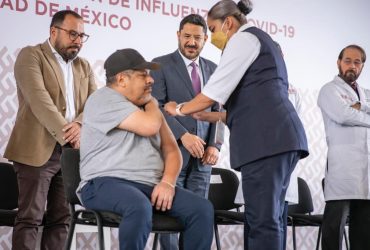 Sin aplicarse la vacuna en público, el jefe de Gobierno, Martí Batres Guadarrama, encabezó el arranque de la Campaña Nacional de Vacunación contra Influenza y COVID-19 para la Temporada Invernal 2023-2024 en la Ciudad de México. FOTO: GCDMX