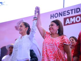 Las precandidatas presidencial Claudia Sheinbaum y a la Jefatura de Gobierno, Clara Brugada, aseveraron que van a ganar la contienda electoral de 2024, porque “juntas somos dinamita: dos mujeres, un camino”. FOTO: Campaña Brugada