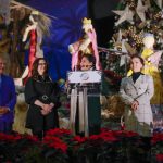 Como parte de los festejos de fin de año, la presidenta de la Mesa Directiva, Ana Lilia Rivera Rivera, encabezó el encendido del árbol navideño y la inauguración de la exposición del tradicional nacimiento en las escalinatas del Senado de la República. FOTO: Senado