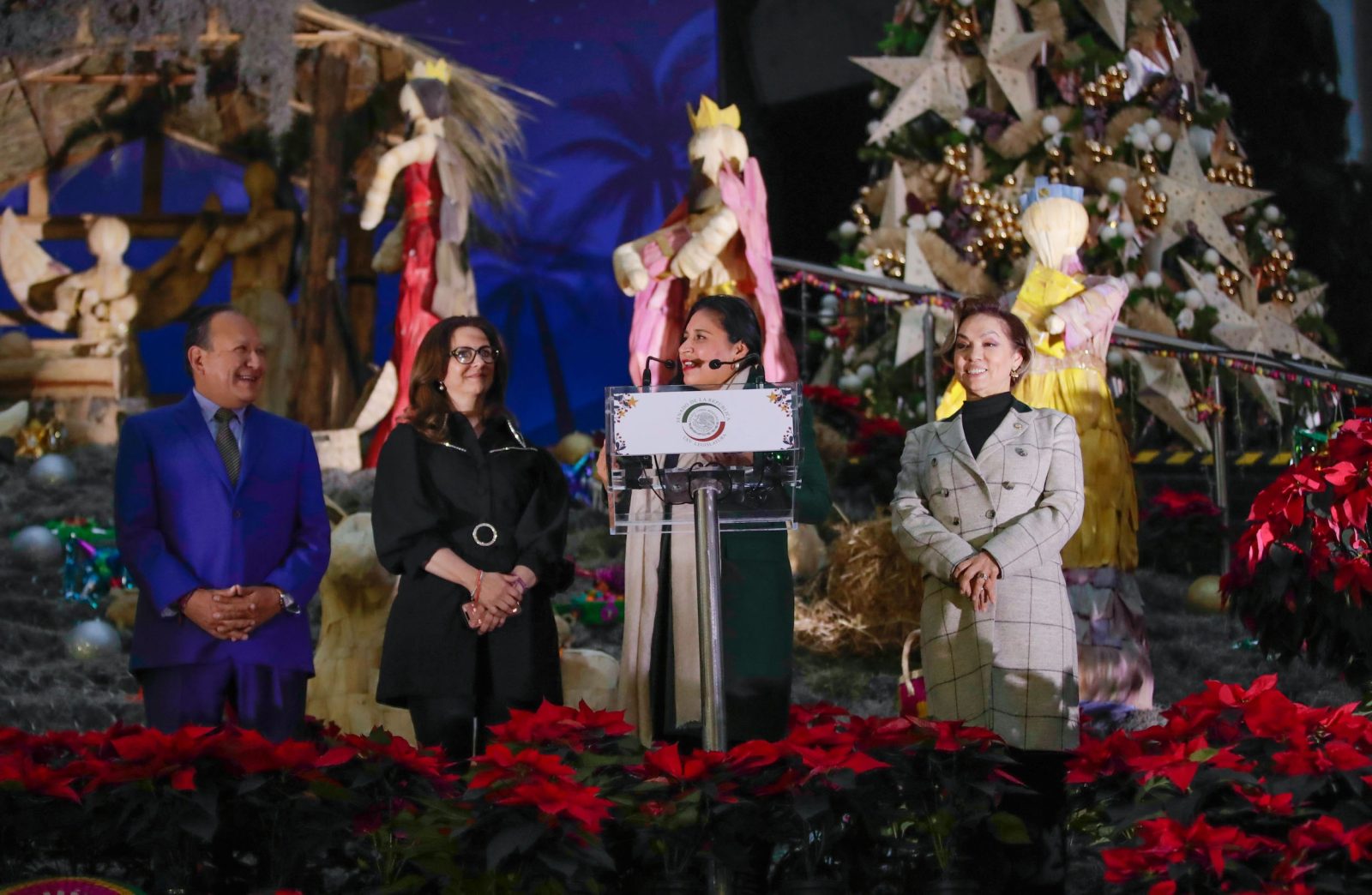 Como parte de los festejos de fin de año, la presidenta de la Mesa Directiva, Ana Lilia Rivera Rivera, encabezó el encendido del árbol navideño y la inauguración de la exposición del tradicional nacimiento en las escalinatas del Senado de la República. FOTO: Senado