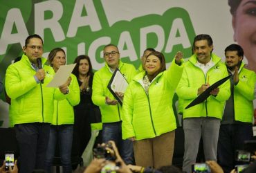 El Partido Verde Ecologista de México (PVEM) entregó a Clara Brugada la constancia como precandidata única a la jefatura de Gobierno de la Ciudad de México, quien señaló que “partimos de una premisa muy importante: la unidad es nuestra fuerza”. Foto: Campaña Clara Brugada