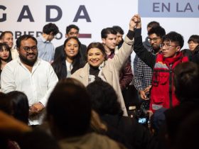 Ante 500 jóvenes reunidos en el Club de Periodistas, Clara Brugada, precandidata única a la jefatura de Gobierno por la coalición Sigamos Haciendo Historia, señaló que “el corazón de la Cuarta Transformación es de jóvenes, porque heredamos de ellos una lucha histórica de transformación en esta ciudad y en este país”. Foto: Campaña Clara Brugada