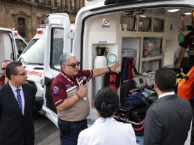 Con el propósito de reforzar el Sistema Público de Atención Prehospitalaria y mejorar la atención de urgencias médicas gratuitas de los capitalinos, el jefe de Gobierno, Martí Batres recibió 18 nuevas ambulancias por donación del Gobierno Federal, mediante la Administración del Patrimonio de la Beneficencia Pública. Foto: GCDMX