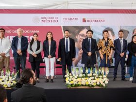 En la celebración del quinto aniversario del programa Jóvenes Construyendo el Futuro, el titular de la Secretaría del Trabajo y Previsión Social (STPS), Marath Bolaños López, informó que durante este periodo se han sumado 2 millones 950 mil jóvenes beneficiados, lo que supera la meta inicial de 2.3 millones. Con ello, se gana una generación que contribuirá a la construcción de un México más justo y equitativo, destacó. Foto: GCDMX