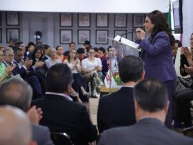 La candidata a la jefatura de Gobierno por la coalición “Sigamos haciendo historia”, Clara Brugada, dijo ante integrantes de la Cámara Mexicana de la Industria de la Construcción (CMIC), que, de ser la mandataria de la capital del país, pretende romper record en la inversión pública. FOTO: Campaña Brugada