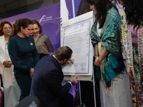 A propósito de la cercana conmemoración del Día Internacional de la Mujer, Santiago Taboada, candidato a la Jefatura de Gobierno por la coalición “Va X la Ciudad de México”, firmó los compromisos de la Agenda Mujeres 2024-2030, cuyo objetivo es presentar propuestas en materia de género que contribuyan a cerrar la brecha de la desigualdad. Foto: Campaña Santiago Taboada