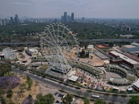 Aunque el jefe de Gobierno diga lo contrario, en los hechos el Parque Aztlán que inauguró la semana pasada es elitista y de alcance imposible para la mayoría de la población, pues una visita podría costar cuando menos 800 pesos por persona, cuando antes la Feria de Chapultepec costaba 400 pesos. FOTO: GCDMX