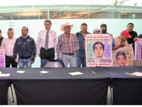 Padres de los 43 normalistas de Ayotzinapa, acompañados por su representante legal, Vidulfo Rosales, se reunieron este mediodía en privado con el senador Ricardo Monreal Ávila, coordinador de Morena y presidente de la Junta de Coordinación Política del Senado. FOTO: X / Monreal