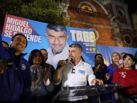 Acompañado de vecinas y vecinos, el candidato de Miguel Hidalgo por la alianza Va Por la CDMX, Mauricio Tabe, llamó a la defensa de la alcaldía y a rescatar al país de lo que llamó el 'Sexenio de la Muerte'. FOTOS: Especial