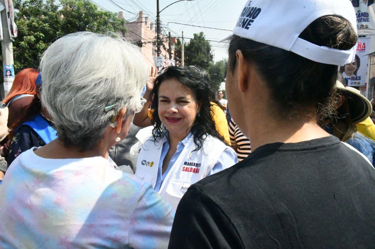 La candidata a la alcaldía por Azcapotzalco de la Alianza Va X México, Margarita Saldaña Hernández rechazó las acusaciones de que la administración que ella encabezó antes de pedir licencia y la actual con Miguel Ángel Ocano estén cobrando derecho de piso a los comerciantes ambulantes para su campaña. FOTO: Especial