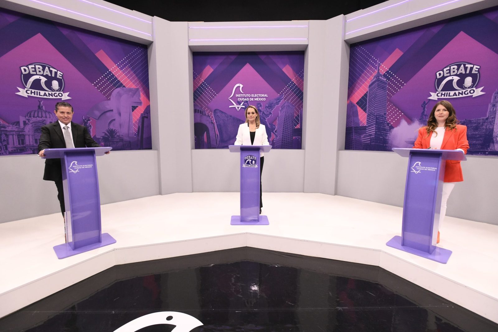 Durante una hora y media, las candidatas de Morena y Movimiento Ciudadano trabajaron en equipo, en contra del abanderado de Va X la Ciudad de México. Si en ese tiempo hicieron alguna propuesta en el debate, se perdieron entre tanto lodo que arrojaron. FOTO: IECM