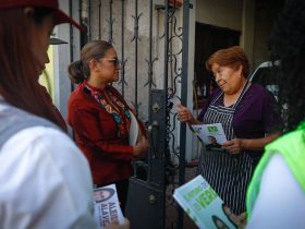 La candidata de la coalición “Seguiremos haciendo historia”, para la alcaldía de Iztapalapa, Aleida Alavez Ruiz, dijo que de llegar a gobernar la demarcación, fortalecerá los programas de alimentación como las lecherías, para retomar la visión de abasto popular. FOTO: Especial