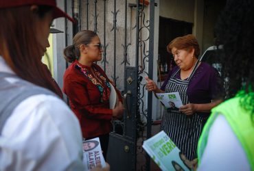 La candidata de la coalición “Seguiremos haciendo historia”, para la alcaldía de Iztapalapa, Aleida Alavez Ruiz, dijo que de llegar a gobernar la demarcación, fortalecerá los programas de alimentación como las lecherías, para retomar la visión de abasto popular. FOTO: Especial