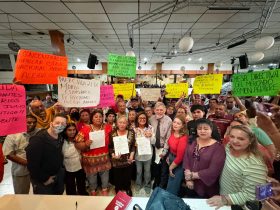 La candidata Aleida Alavez firmó el acuerdo para la sostenibilidad, cuidado, atención y desarrollo de los mercados y concentraciones de abasto popular en la Alcaldía Iztapalapa. FOTO: Especial