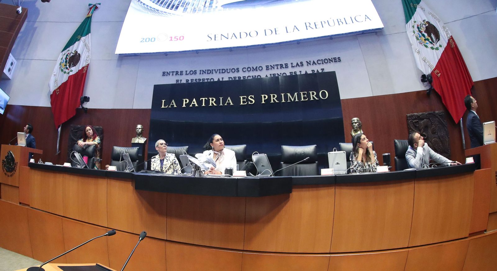 En seguimiento a la celebración de los primeros 200 años de la instauración del Senado y de los 150 años de su restauración, al inicio de la sesión de hoy se proyectaron videos con mensajes de amistad de las y los líderes parlamentarios de 10 países. FOTO: Senado