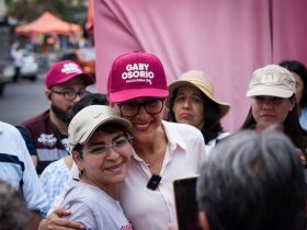 La abanderada de la candidatura común "Seguiremos Haciendo Historia en la Ciudad de México", Gaby Osorio, compartió con las y los vecinos de la colonia San Pedro Mártir que una de sus propuestas en materia de seguridad es colocar policías de proximidad originarios de Tlalpan en cada comunidad. FOTO: Especial