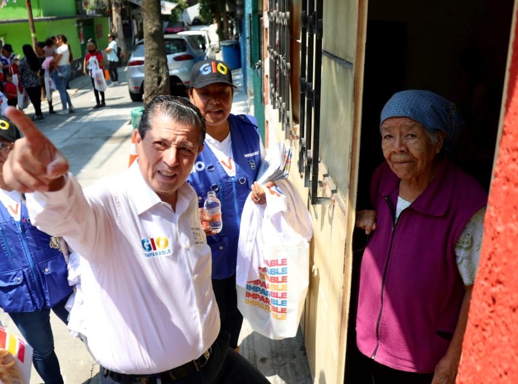 El abanderado de PRI, PAN y PRD para Coyoacán visitó anoche a los condóminos de Pedregal del Maurel, en donde le reconocieron de viva voz el trabajo cuando fue alcalde y poco antes visitó la colonia Ajusco y el pueblo de La Candelaria así como la colonia Media Luna. FOTO: Especial