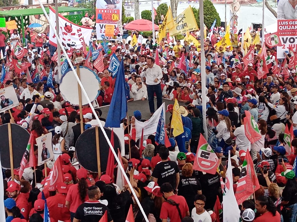 En un evento multitudinario celebrado en la explanada de la Alcaldía de La Magdalena Contreras, los candidatos a Alcalde, diputados federal y local, Luis Gerardo “El Güero” Quijano, Diana Lara y Ernesto Alarcón, y ante la presencia del candidato a Jefe de Gobierno, Santiago Taboada, cerraron su campaña proselitista ante más de 3 mil contrerenses priistas, panistas y perredistas. FOTOS: Especial