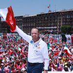 Si bien siempre han tenido una buena relación Xóchitl Gálvez y Santiago Taboada, desde que ambos son candidatos –ella a la Presidencia y él a la Jefatura de Gobierno– no se había percibido tanta cercanía entre ambos, como la de este domingo en el Zócalo. FOTO: Especial