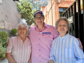 Luis Mendoza, candidato a la alcaldía Benito Juárez por la Coalición “Va X la CDMX”, se comprometió abrir el tercer Centro de Educación Continua para el Adulto Mayor (Cecam), mejor conocido como universidad de la tercera edad, mismo que ubicará en la zona oriente de la demarcación. FOTO: Especial