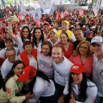 En un recorrido por el barrio de Tepito los candidatos de oposición, Xóchitl Gálvez, a la Presidencia de la República, y Santiago Taboada, a la Jefatura de Gobierno, pidieron el voto de confianza al gremio de los comerciantes a quienes les prometieron revivir el seguro popular para que tengan buena atención a la salud, así como apoyo para vivienda. FOTO: Especial