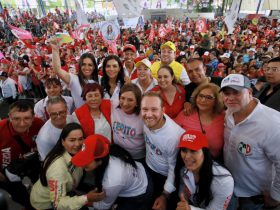 En un recorrido por el barrio de Tepito los candidatos de oposición, Xóchitl Gálvez, a la Presidencia de la República, y Santiago Taboada, a la Jefatura de Gobierno, pidieron el voto de confianza al gremio de los comerciantes a quienes les prometieron revivir el seguro popular para que tengan buena atención a la salud, así como apoyo para vivienda. FOTO: Especial