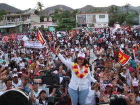 “Soy una mujer que siempre ha luchado por la justicia y conozco la ley, malinterpretan mi humildad con mi capacidad. La ley me ha dado la razón y hoy el Tribunal, la Sala Regional ha revocado la candidatura de Yoshio y de Carlos Granda", expuso Abelina. FOTO: Especial