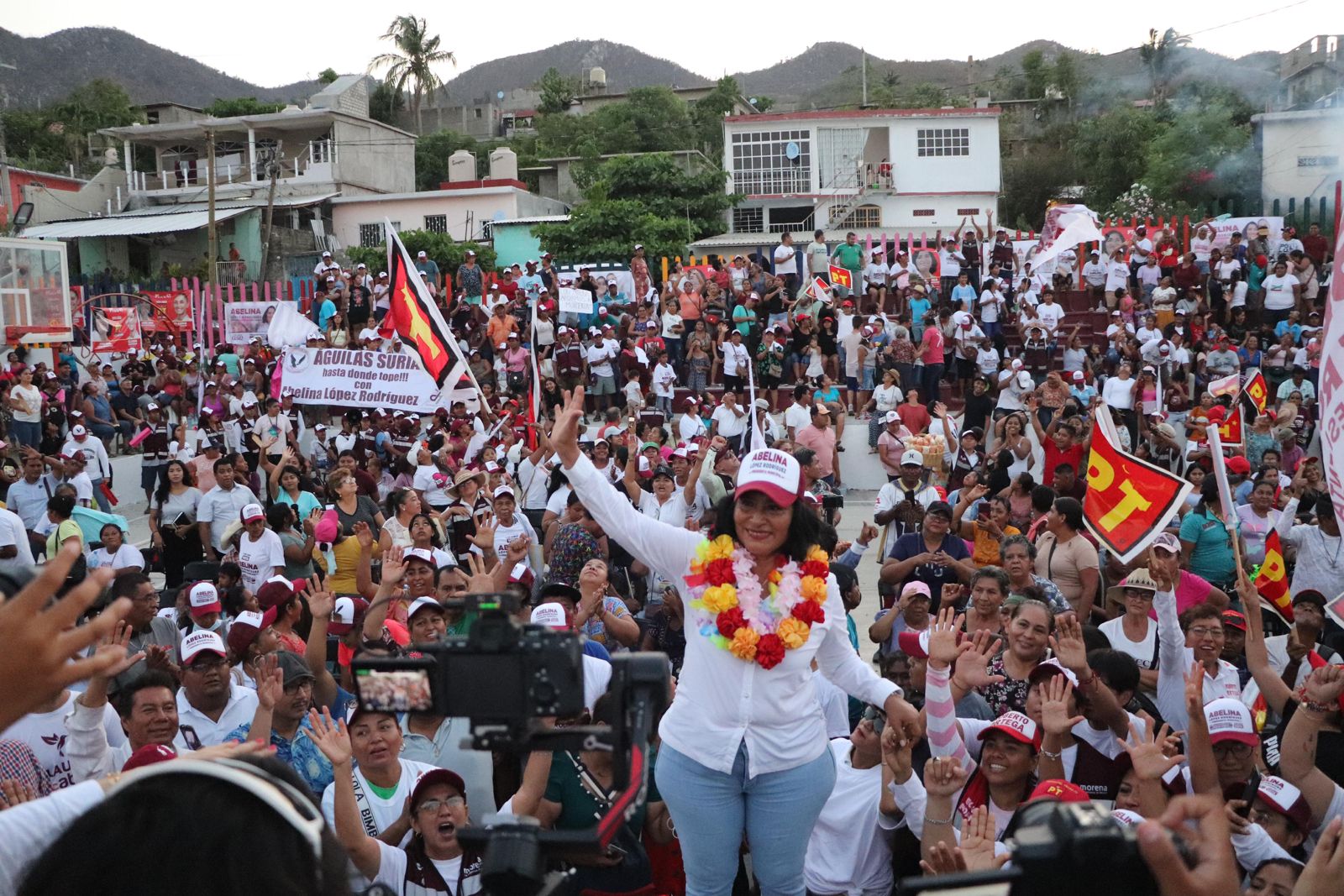 “Soy una mujer que siempre ha luchado por la justicia y conozco la ley, malinterpretan mi humildad con mi capacidad. La ley me ha dado la razón y hoy el Tribunal, la Sala Regional ha revocado la candidatura de Yoshio y de Carlos Granda", expuso Abelina. FOTO: Especial