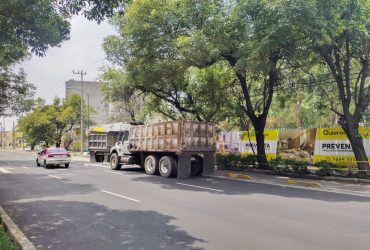 Resulta que la Alcaldía Azcapotzalco, que encabeza Nancy Núñez, de Morena, extrañamente otorgó el permiso de demolición, sin que tenga ya una manifestación de obra, pues de haberla tendría que estar pegada frente al predio como “Cédula de Identificación Vecinal”. FOTO: Vecinos Azcapotzalco