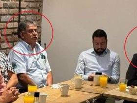 Ricardo Del Moral, líder de la Sección 1 del SUTGCDMX (tercero de izquierda a derecha), en reunión transando con Fernando Mercado.