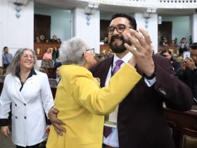 el encargado de despacho de la Fiscalía CDMX, Ulises Lara, bailó de ‘cachetito’ con la ministra en retiro, senadora de Morena y diputada federal electa, Olga Sánchez Cordero, lo que rompió todo protocolo en una sesión solemne del Congreso de la Ciudad de México. FOTO: Especial