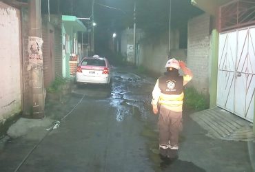 Asimismo, personal de Operación Hidráulica se encuentra en la calle La Virgen, San Miguel Topilejo, para disminuir los niveles de agua acumulada, por medio de un vehículo hidroneumático (Vactor).