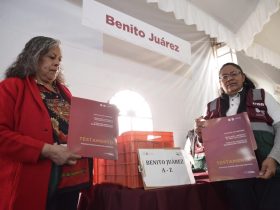 El Jefe de Gobierno, Martí Batres Guadarrama, entregó 3 mil 500 testamentos a habitantes de las 16 Alcaldías de la Ciudad de México, a quienes se les brindó certeza jurídica, tranquilidad y seguridad, según dijo. FOTO: Especial