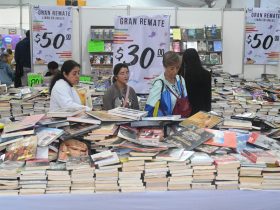 El Jefe de Gobierno, Martí Batres Guadarrama, visitó el 18° Gran Remate de Libros y Películas en el Monumento a la Revolución. FOTOS: Especial