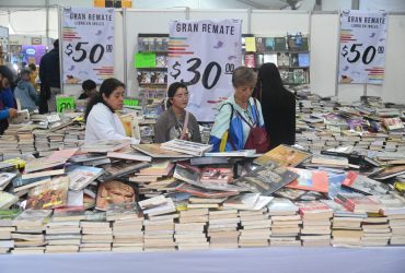 El Jefe de Gobierno, Martí Batres Guadarrama, visitó el 18° Gran Remate de Libros y Películas en el Monumento a la Revolución. FOTOS: Especial