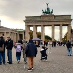 En el Checkpoint Charly, la zona donde estaba la principal garita para el cruce, traspasaron ante la parálisis de los oficiales que vigilaban esa aduana. Lo mismo ocurrió en otro punto histórico: la Puerta de Brandemburgo (en la imagen).