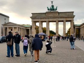 En el Checkpoint Charly, la zona donde estaba la principal garita para el cruce, traspasaron ante la parálisis de los oficiales que vigilaban esa aduana. Lo mismo ocurrió en otro punto histórico: la Puerta de Brandemburgo (en la imagen).