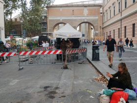 Un vehículo militar italiano que se encuentra sobre la calle “Via di Porta Angelica”, poco antes de la entrada a la Plaza de San Pedro. FOTO: CDMX Magacín