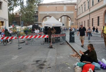 Un vehículo militar italiano que se encuentra sobre la calle “Via di Porta Angelica”, poco antes de la entrada a la Plaza de San Pedro. FOTO: CDMX Magacín