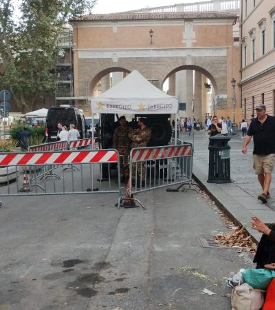 Un vehículo militar italiano que se encuentra sobre la calle “Via di Porta Angelica”, poco antes de la entrada a la Plaza de San Pedro. FOTO: CDMX Magacín