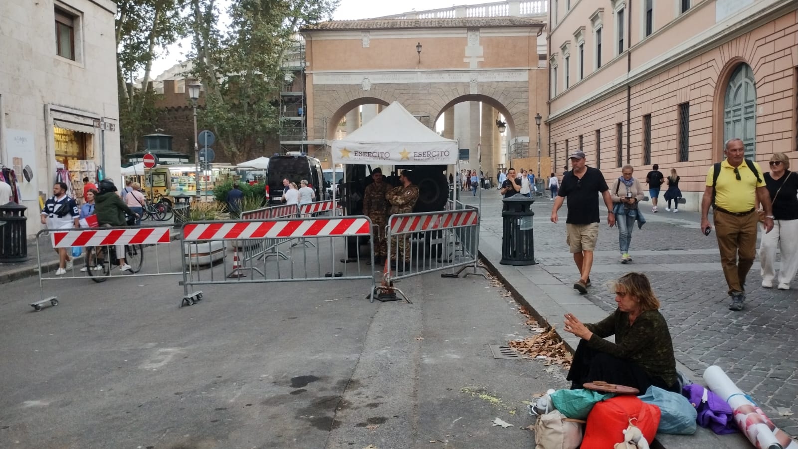 Un vehículo militar italiano que se encuentra sobre la calle “Via di Porta Angelica”, poco antes de la entrada a la Plaza de San Pedro. FOTO: CDMX Magacín