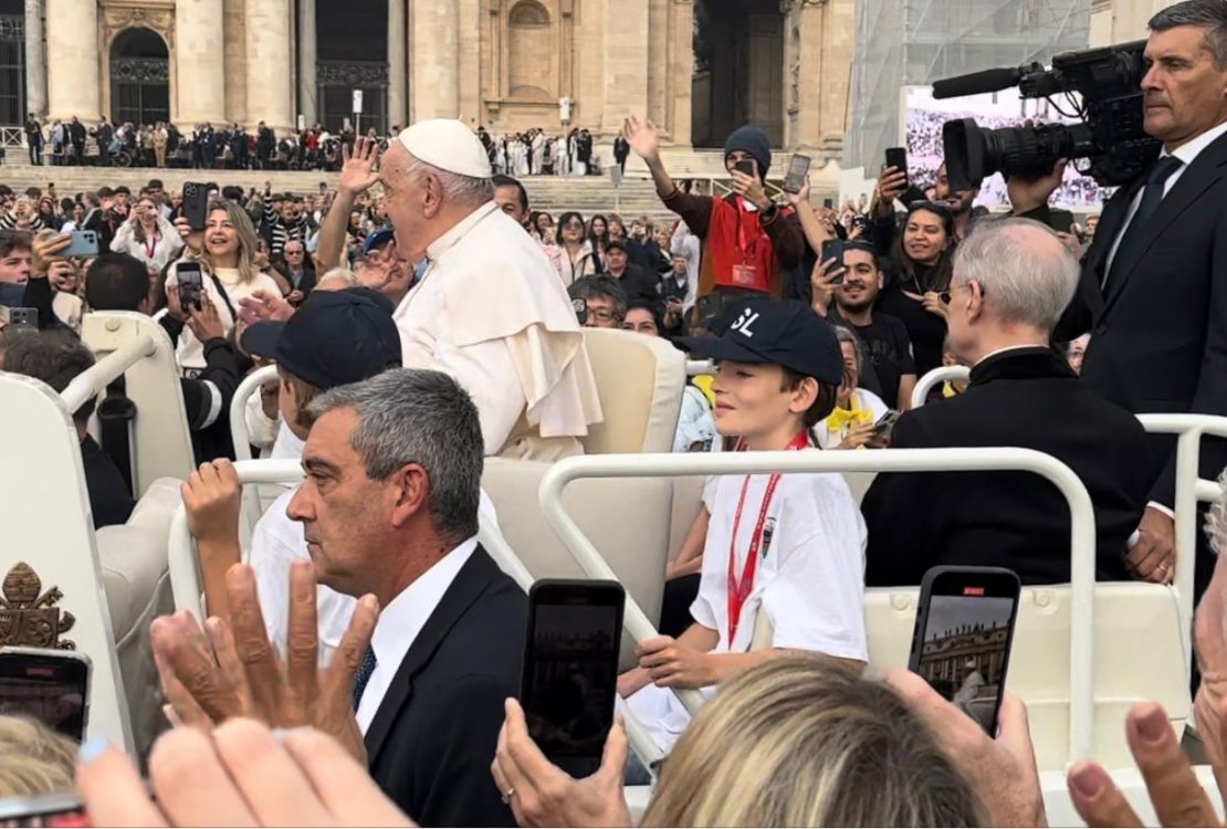 El folio de la “invitación” a la “Udienza generale di Sua Santità Francesco” es el número 22,843, de 28 mil que se entregan todos los miércoles en que el líder de la iglesia católica escucha a sus fieles en la Plaza de San Pedro y les da un mensaje de aliento, que se extiende a todos los turistas, sean o no católicos. FOTO:  CDMX Magacín