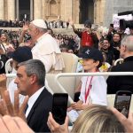 El folio de la “invitación” a la “Udienza generale di Sua Santità Francesco” es el número 22,843, de 28 mil que se entregan todos los miércoles en que el líder de la iglesia católica escucha a sus fieles en la Plaza de San Pedro y les da un mensaje de aliento, que se extiende a todos los turistas, sean o no católicos. FOTO:  CDMX Magacín